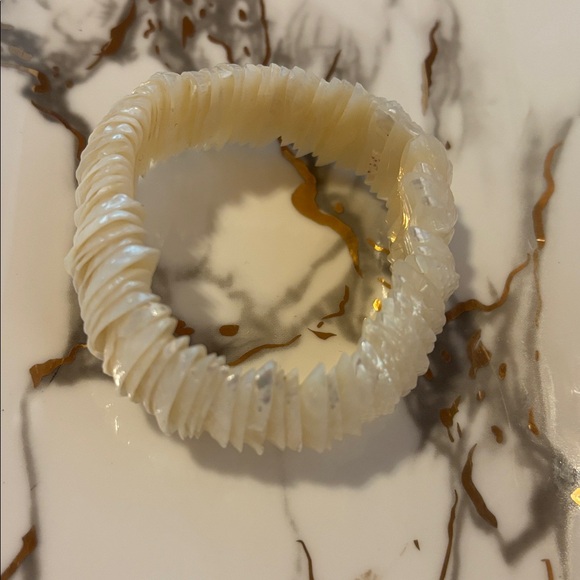 Stretchable Elegant Shell Bracelet - Picture 1 of 6